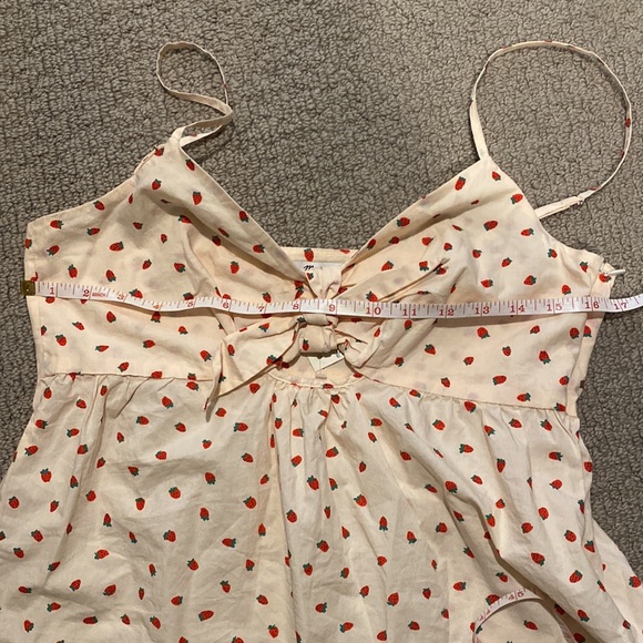NWT Tie-Front Keyhole Cami Top in Fresh Strawberries - Picture 4 of 5